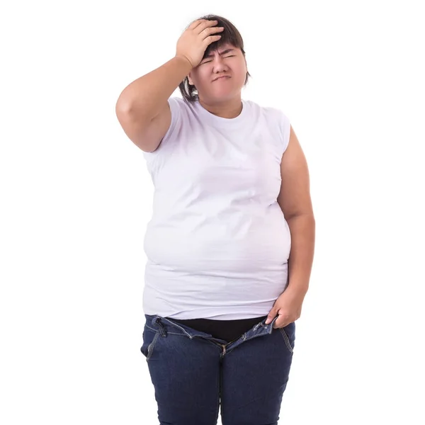 Gorda asiática mujer tratando de usar pequeño tamaño jeans aislado en whit —  Fotos de Stock