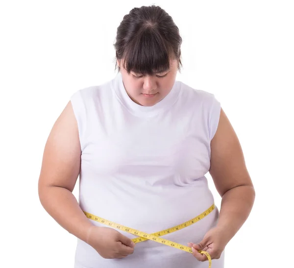 肥胖亚洲妇女佩带白色 t-shirt 和检查她的身体大小 wi — 图库照片