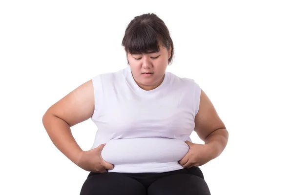 胖亚裔女人穿白色 t-shirt 担心她的体型 — 图库照片