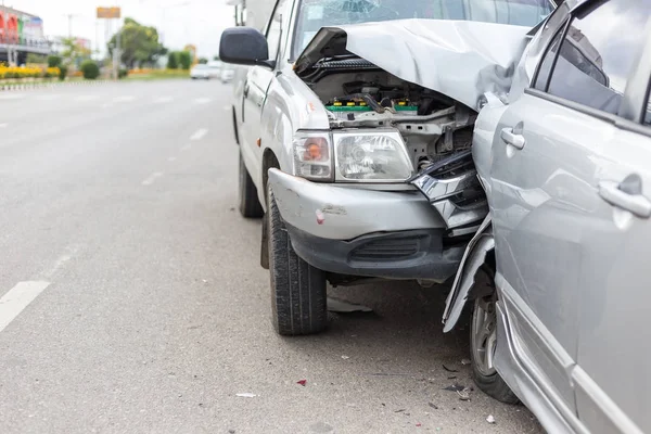 Modern autó baleset, amely a két autó az úton — Stock Fotó