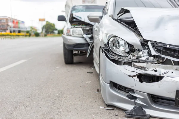 Moderna bilolycka med två bilar på vägen — Stockfoto