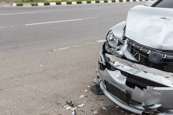 Accidente de coche moderno que involucra dos coches en la carretera — Foto de Stock