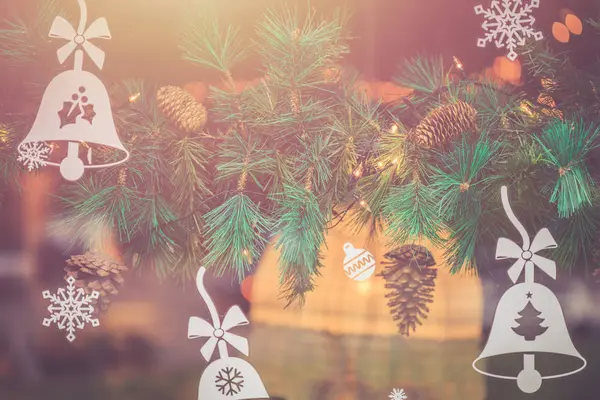 Décoration de Noël et autocollant blanc mis en place sur la fenêtre — Photo