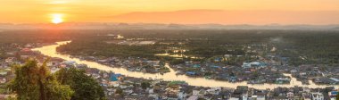 Pak Nam Chumphon. Oda arkadaşı Khao (tepe) Matsee bakış açısı görünümünden