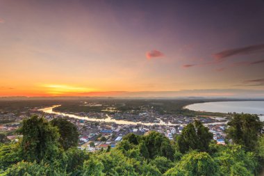 Pak Nam Chumphon. Oda arkadaşı Khao (tepe) Matsee bakış açısı görünümünden