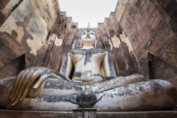 Sukhothai historischen Park bei Sonnenuntergang, sukhothai Provinz, lo — Stockfoto