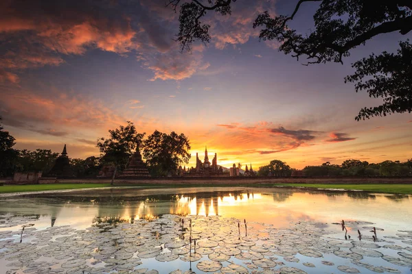 Sukhothai Historical Park günbatımı zaman, Sukhothai Eyaleti, Lo — Stok fotoğraf
