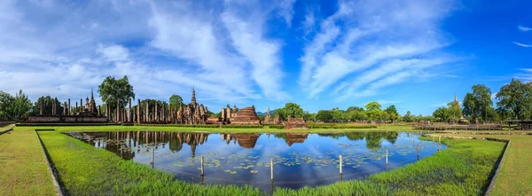 Исторический парк Сукхотай в дневное время, провинция Сукхотай. Локат — стоковое фото