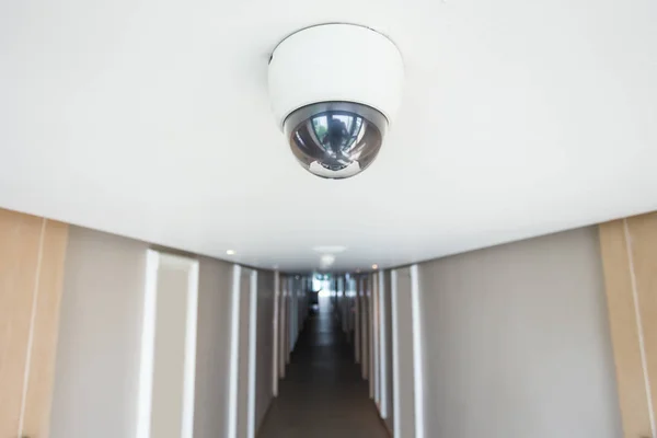 Sistema de CCTV instalado no teto no corredor do hotel — Fotografia de Stock