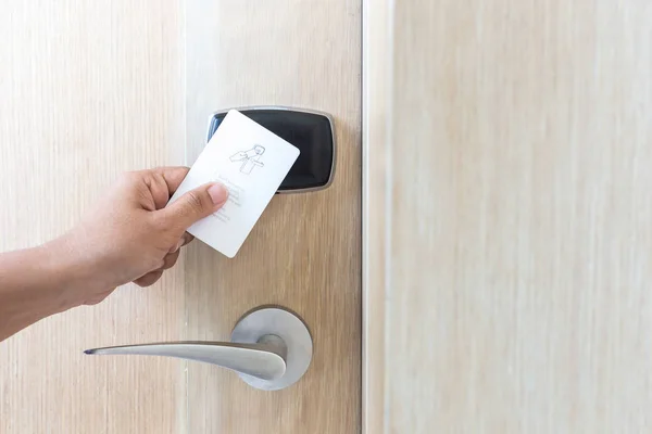 Hand met witte hotel key-card voor de deur van de elektrische — Stockfoto