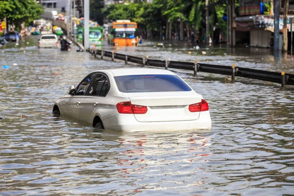 Car parking on the street and show level of water flooding in Ba — Stock Photo, Image