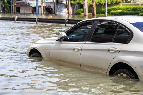 Auto parkeren op de straat en Toon niveau van water overstromingen in Ba — Stockfoto