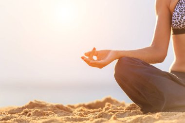 Kadın oyun Yoga ve egzersiz günbatımı, tropikal sahilinde 