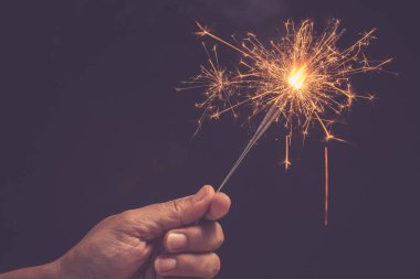 Noel ve yeni yıl kutlama kavramı: parlak tutan el