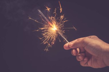 Noel ve yeni yıl kutlama kavramı: parlak tutan el