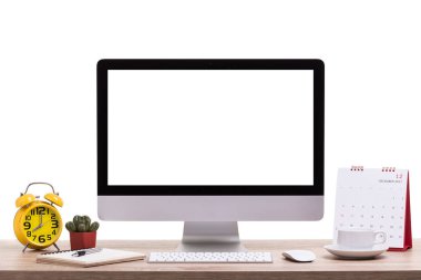 Modern masaüstü bilgisayar, kahve fincanı, çalar saat, not defteri ve c