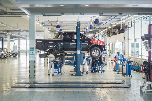 PHUKET, THAÏLANDE - 1er DÉCEMBRE : Technicien automobile réparant une voiture dans une station-service d'atelier à Phuket le 1er décembre 2017. Le concessionnaire officiel de Toyota, qui est la première part de marché pour les voitures utilitaires . — Photo