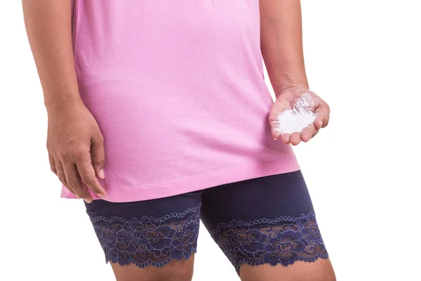 Concepto de cáncer de ovario. Mujer sosteniendo polvo blanco aislado en w —  Fotos de Stock