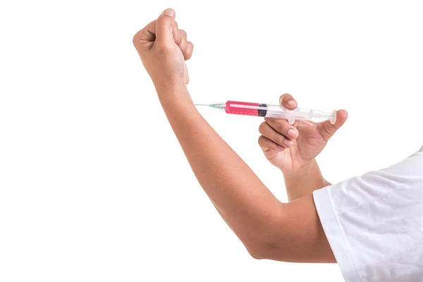 Mujer gorda sosteniendo la jeringa e inyectándose droga roja en la muñeca isola — Foto de Stock