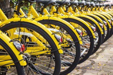 Phuket, Tayland - 13 Ocak 2018: sarı Bisiklet Park 13 Ocak 2018 üzerinde hükümet ve destek Ofo Bisiklet Kiralama şirketi Phuket tarafından yönetilen akıllı şehir projesi için otopark.