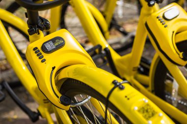 Phuket, Tayland - 13 Ocak 2018: Sarı Bisiklet parkin