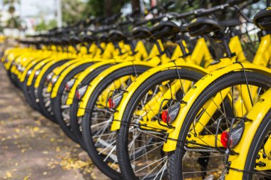 Phuket, Tayland - 13 Ocak 2018: Sarı Bisiklet parkin