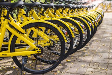 Phuket, Tayland - 13 Ocak 2018: Sarı Bisiklet parkin