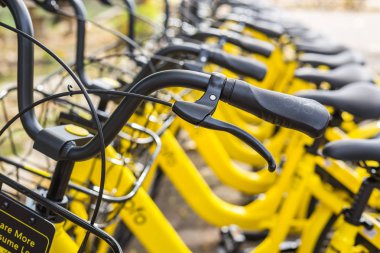 Phuket, Tayland - 13 Ocak 2018: Sarı Bisiklet parkin