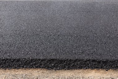 Yeni asfalt yol üzerinde yeni yol Yapı İnşaat süreci