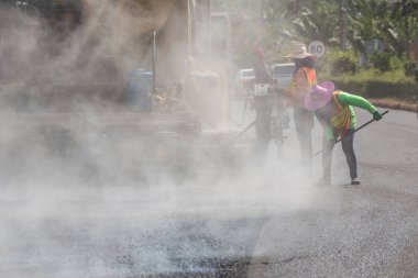 Yeni asfalt yol inşa süreci çalışan işçi