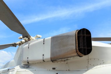 Egzoz borusu helikopter mavi gökyüzü üzerinde Tay Ordusu 