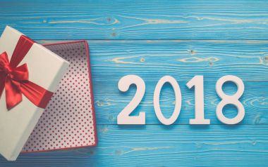 Beyaz yeni yıl ya da tatil için kırmızı kurdele ile Noel hediye kutusu