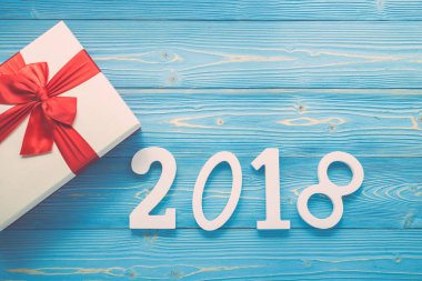 Beyaz yeni yıl ya da tatil için kırmızı kurdele ile Noel hediye kutusu