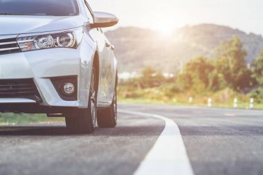 Asfalt yolda yeni gümüş otopark önü kapatın