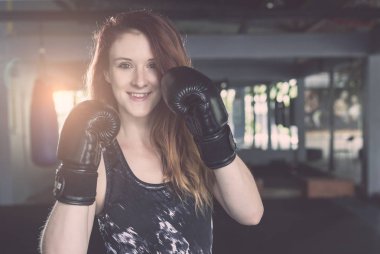 Tay boks (Muay Tay ile egzersiz yaparak genç Kafkas kadın