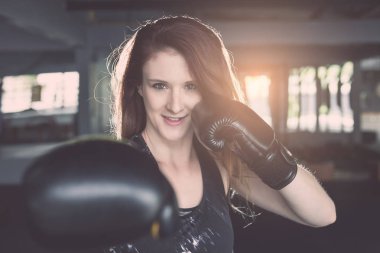 Tay boks (Muay Tay ile egzersiz yaparak genç Kafkas kadın