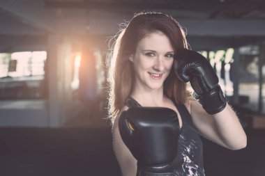 Tay boks (Muay Tay ile egzersiz yaparak genç Kafkas kadın