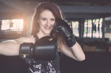 Tay boks (Muay Tay ile egzersiz yaparak genç Kafkas kadın