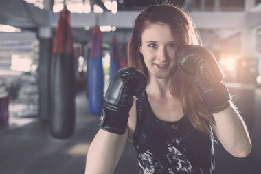 Tay boks (Muay Tay ile egzersiz yaparak genç Kafkas kadın