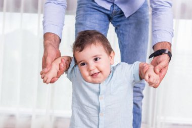 Oğlu taşıyan baba. Sağlıklı bebek omzuna gülümseyen