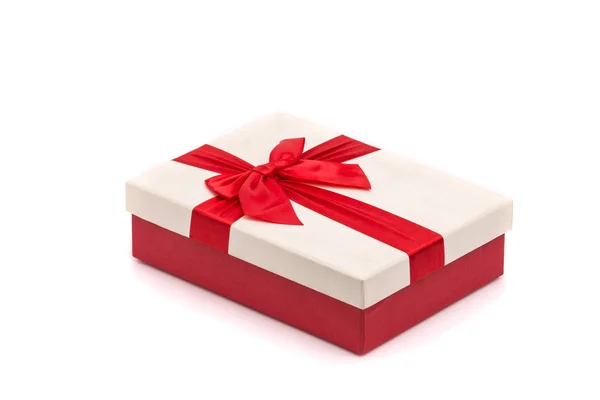 Caixa de presente de ano novo branco e vermelho ou Natal com fita vermelha para — Fotografia de Stock