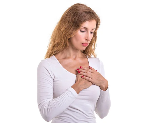 Amor corazón, proteger y concepto de salud: mujer caucásica pre —  Fotos de Stock