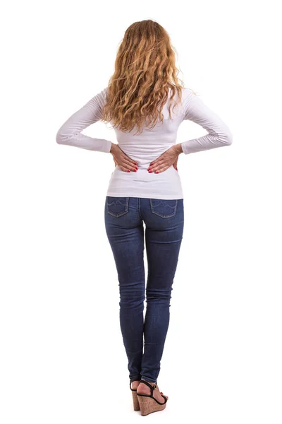 Dolor de espalda o concepto saludable: mujer caucásica usando su mano un —  Fotos de Stock