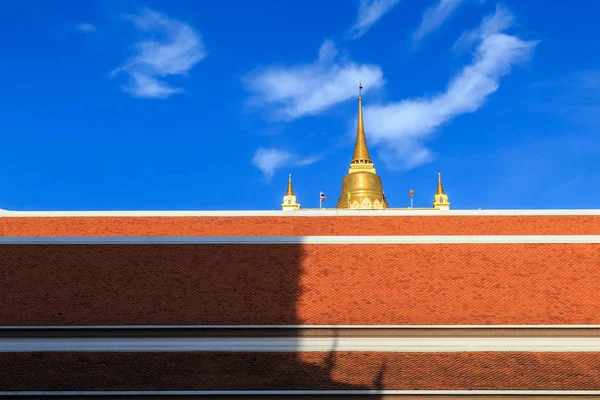 Pagoda de la Montaña Dorada sobre fondo azul del cielo en Thai tem — Foto de Stock