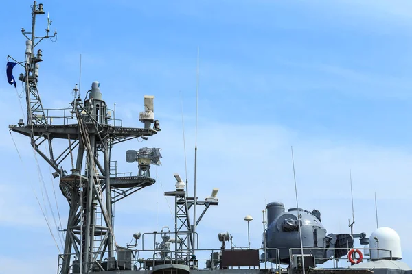 Radar de navio de guerra no porto na Tailândia no céu azul — Fotografia de Stock