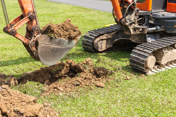 Digger machine fonctionnent pour creuser le sol et réparer la route dans le p — Photo