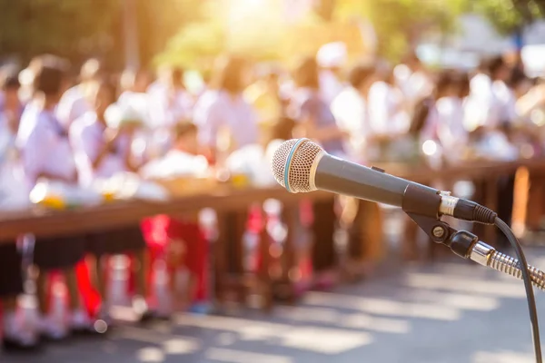 Microphone et flou des gens à l'école — Photo