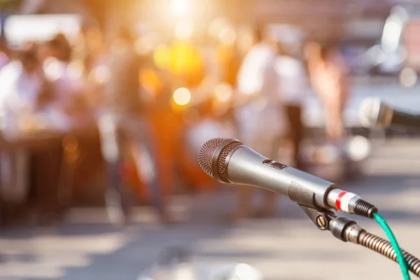 Microphone et flou des gens à l'école — Photo