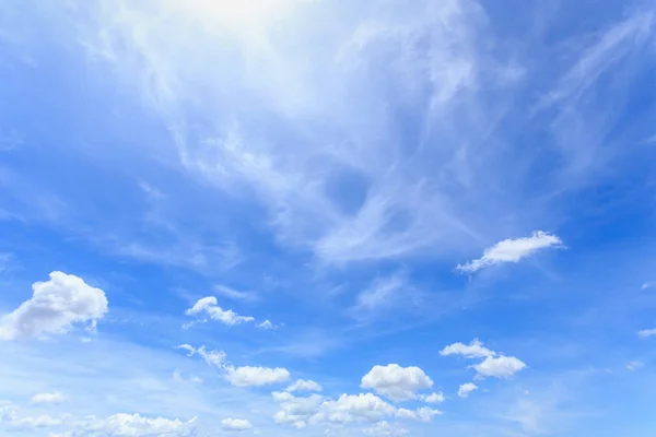 Weiße Wolken am blauen Himmel bei klarem Himmel — Stockfoto