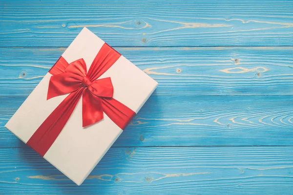 Año nuevo blanco o caja de regalo de Navidad con cinta roja para vacaciones — Foto de Stock